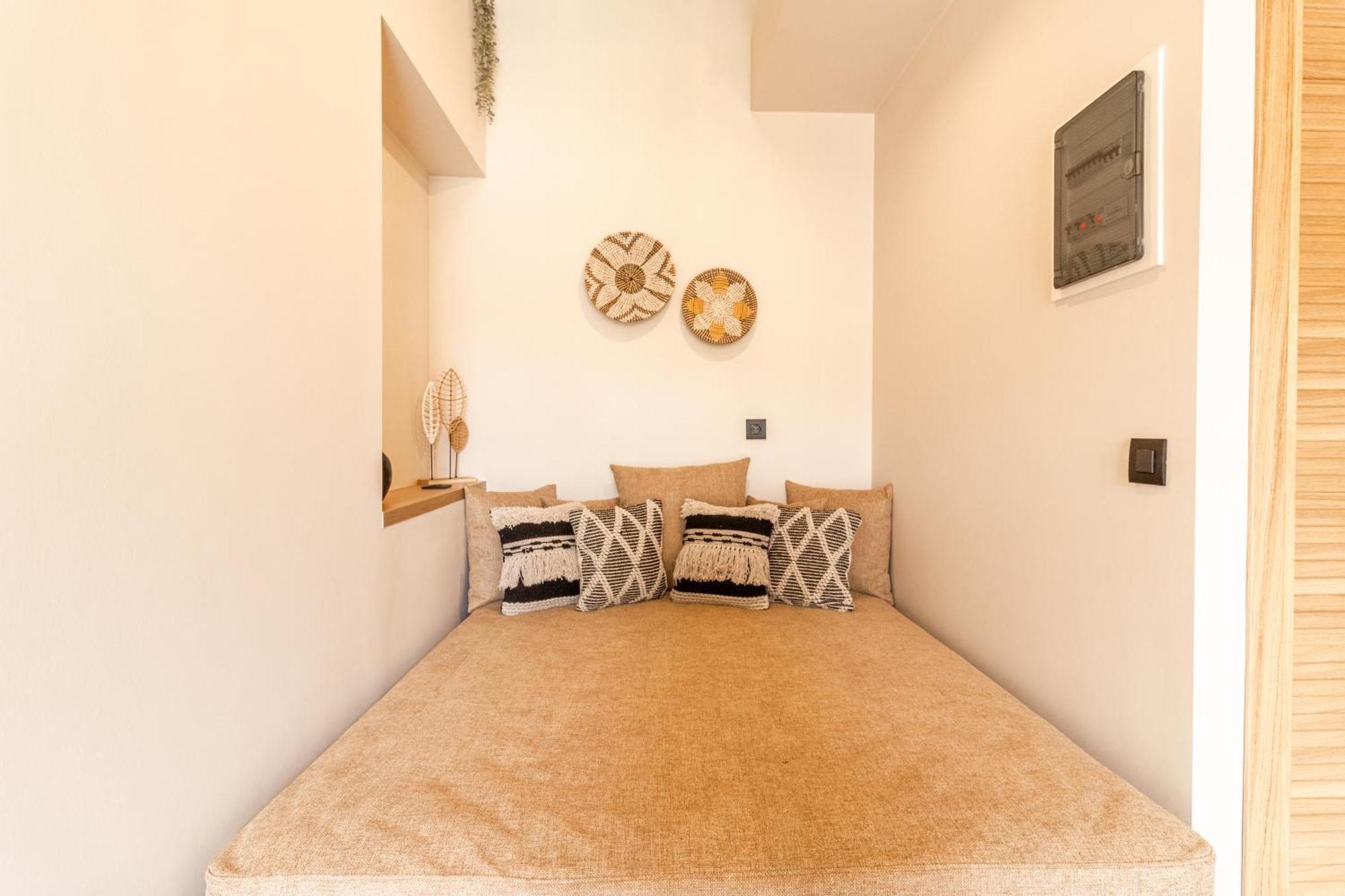 Adorno Private Suites Only Adults & Kids 12 Plus เนอาวรัสนา ภายนอก รูปภาพ
